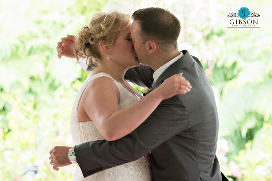 first kiss, wedding ceremony, wedding photographer