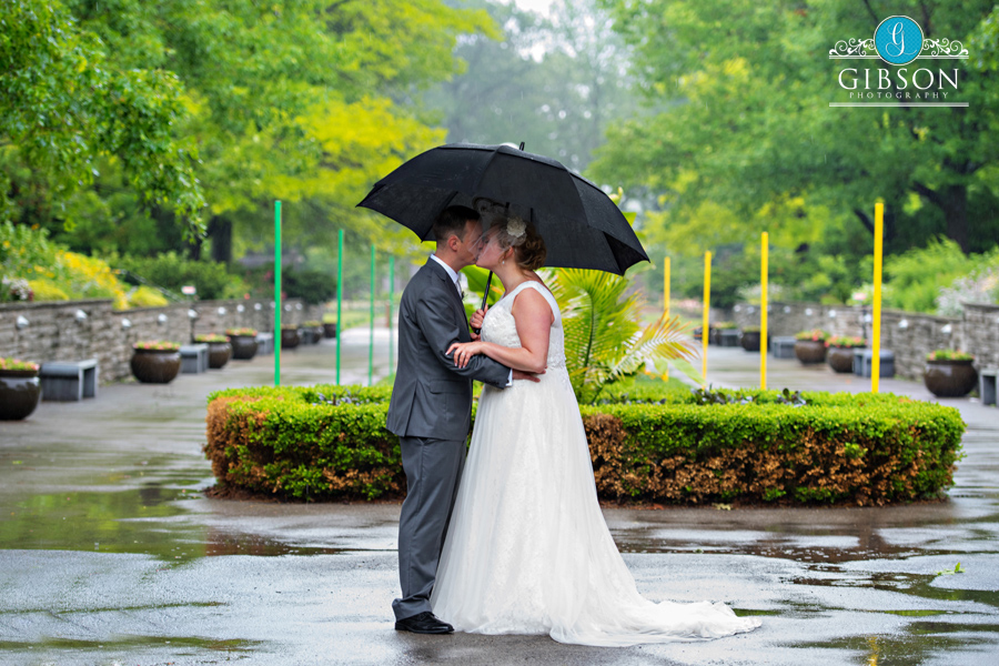 rain photos, bride and groom, wedding photography