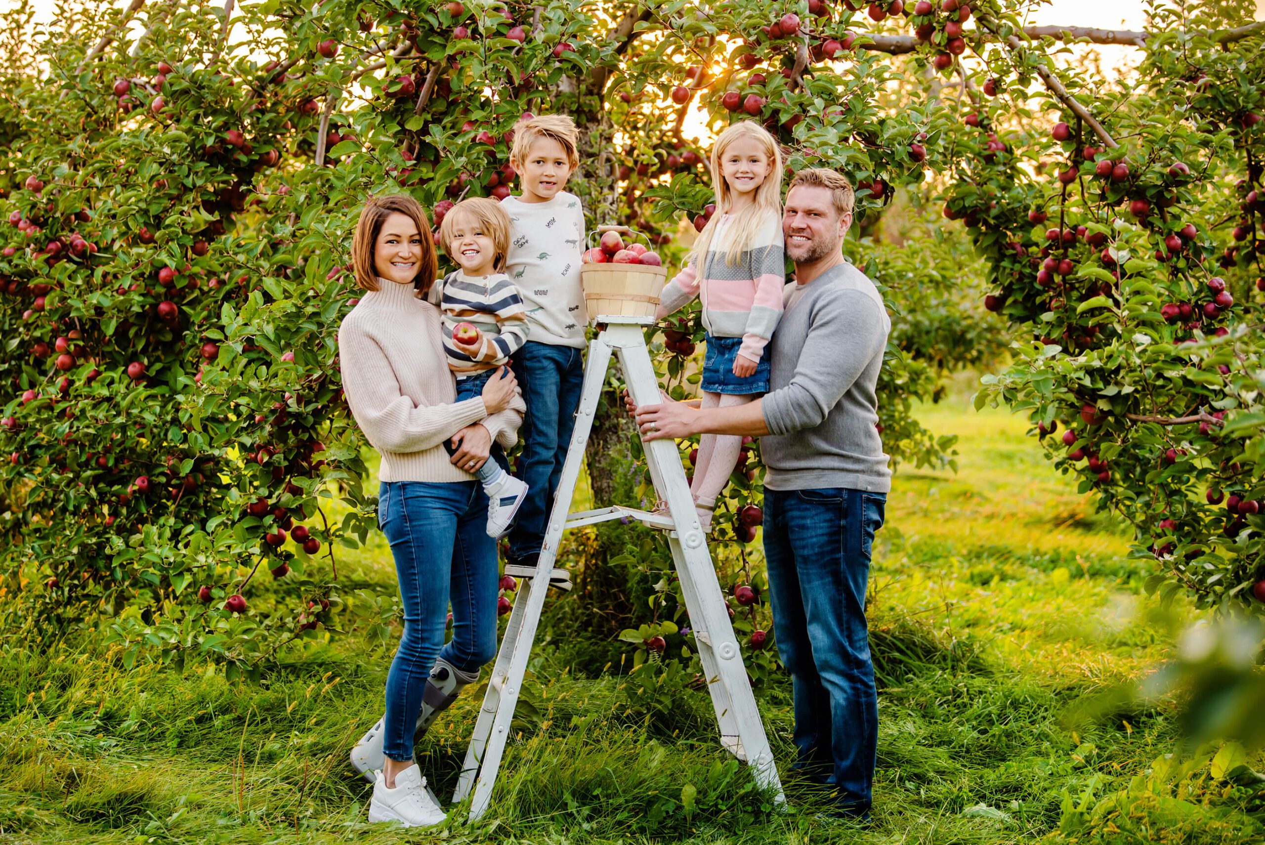 Family Photoshoot in the apple orchard in Hamilton Ontario