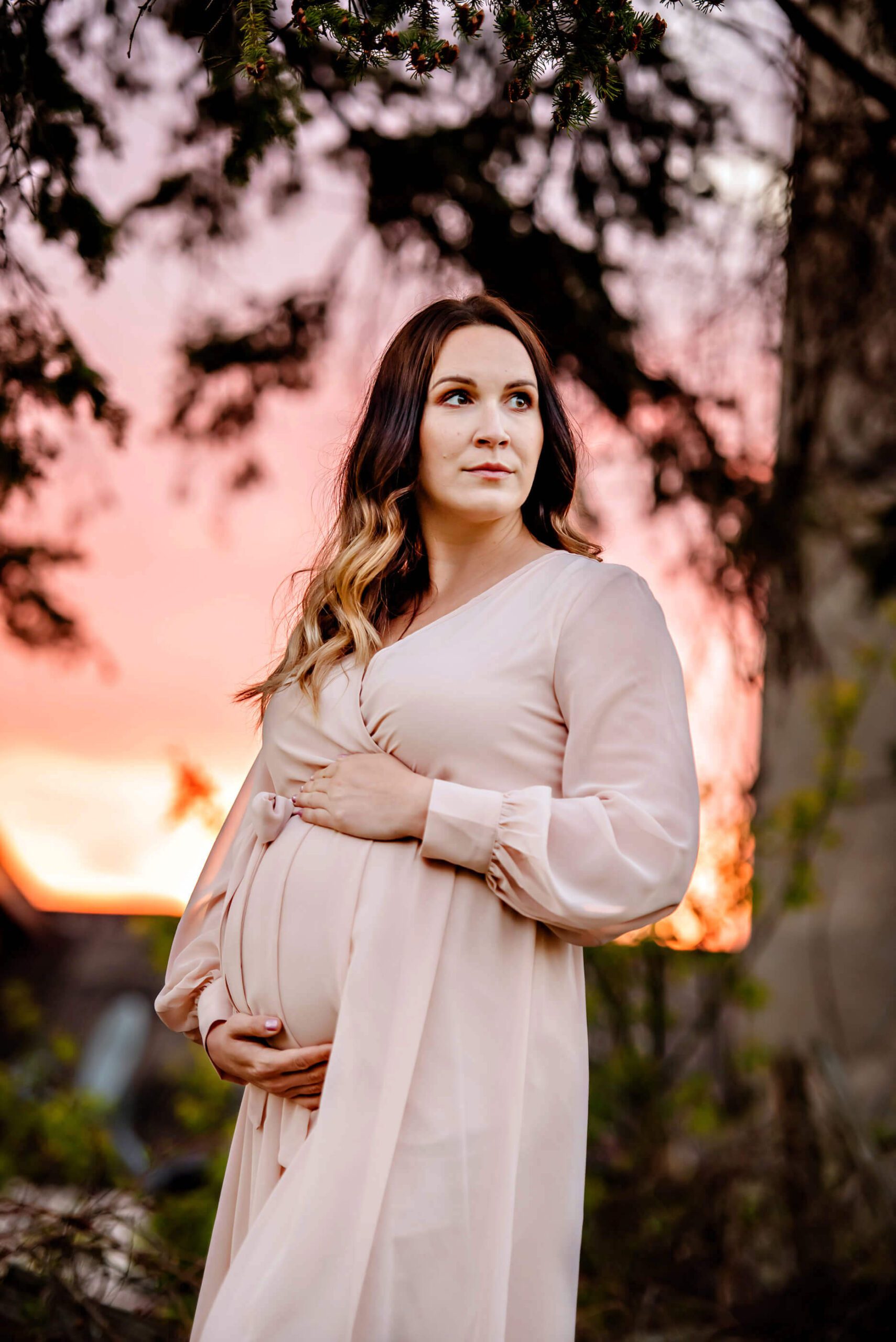 up close gorgeous sunset of mom-to-be maternity session