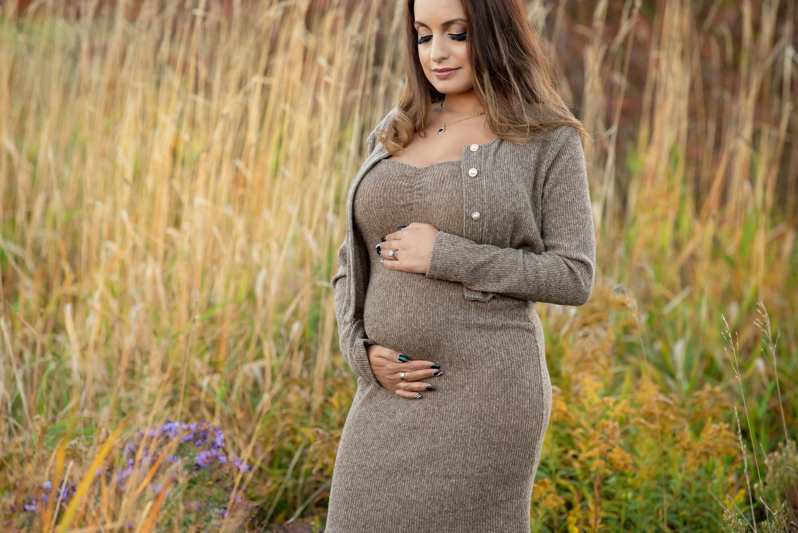 fall maternity photographer in the golden hour