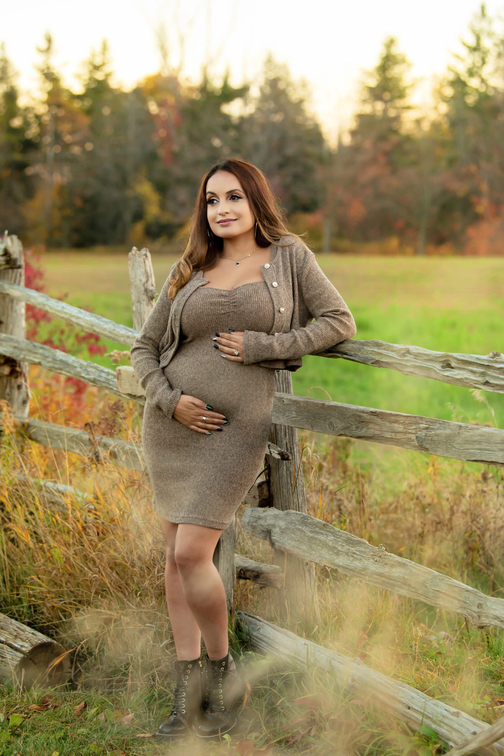 fall maternity photos in the golden hour