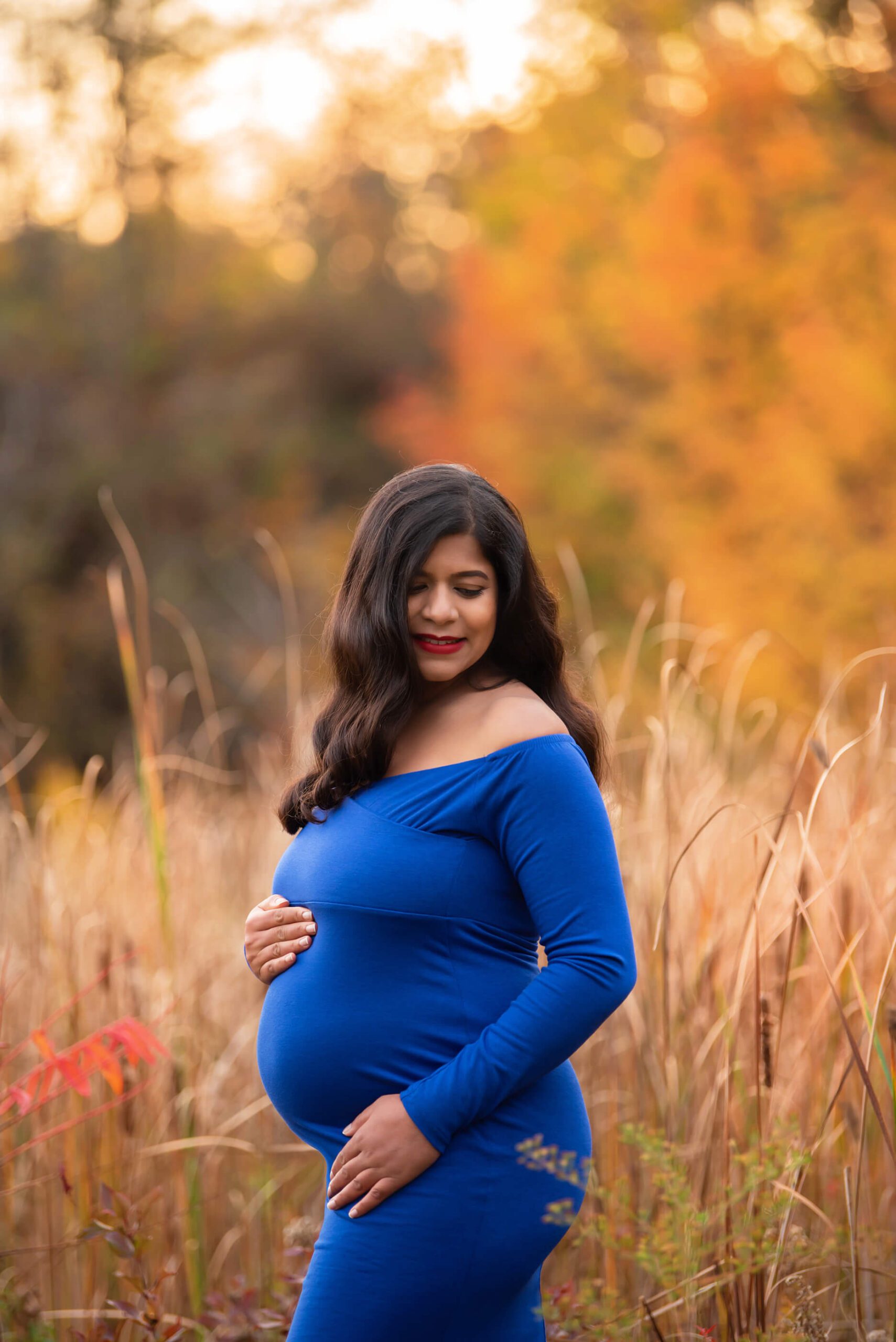 Pregnancy photography session with gorgeous fall colours at sunset