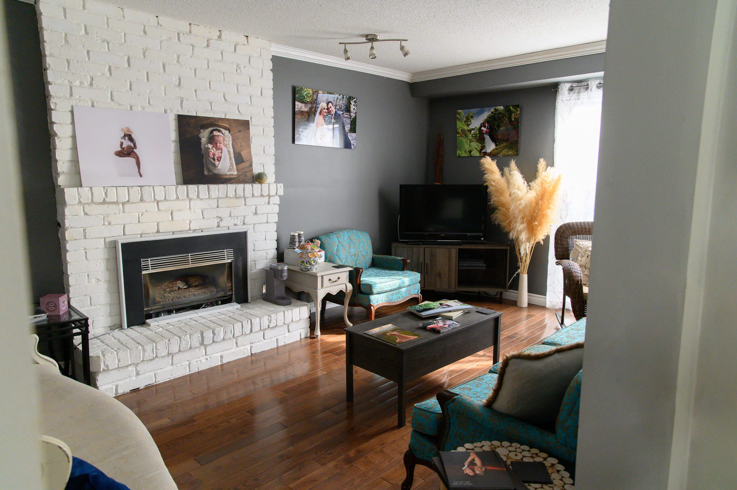 Burlington, Ontario Client sitting room in the Gibson Photography studio space